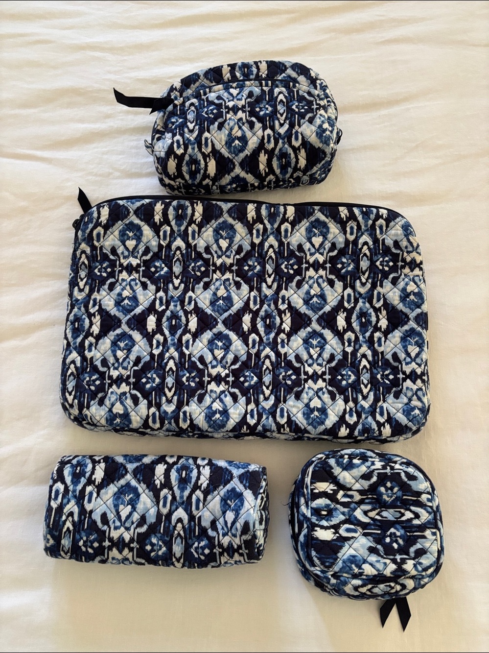 Vera Bradley Ikat Island
Set of 4 Bags Laptop Makeup Cosmetic Brushes Cord Org - Picture 6 of 6